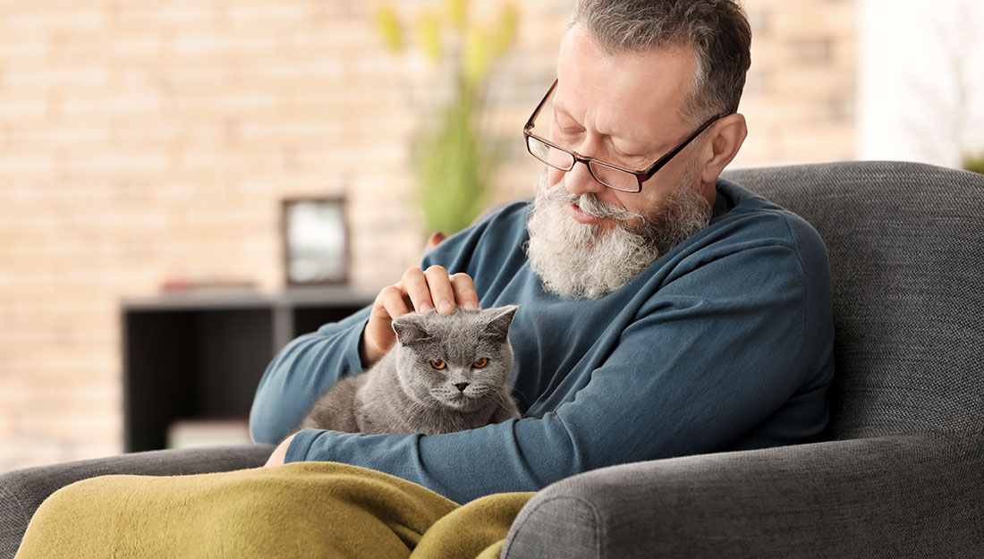 Homme appréciant la vie avec un animal de compagnie