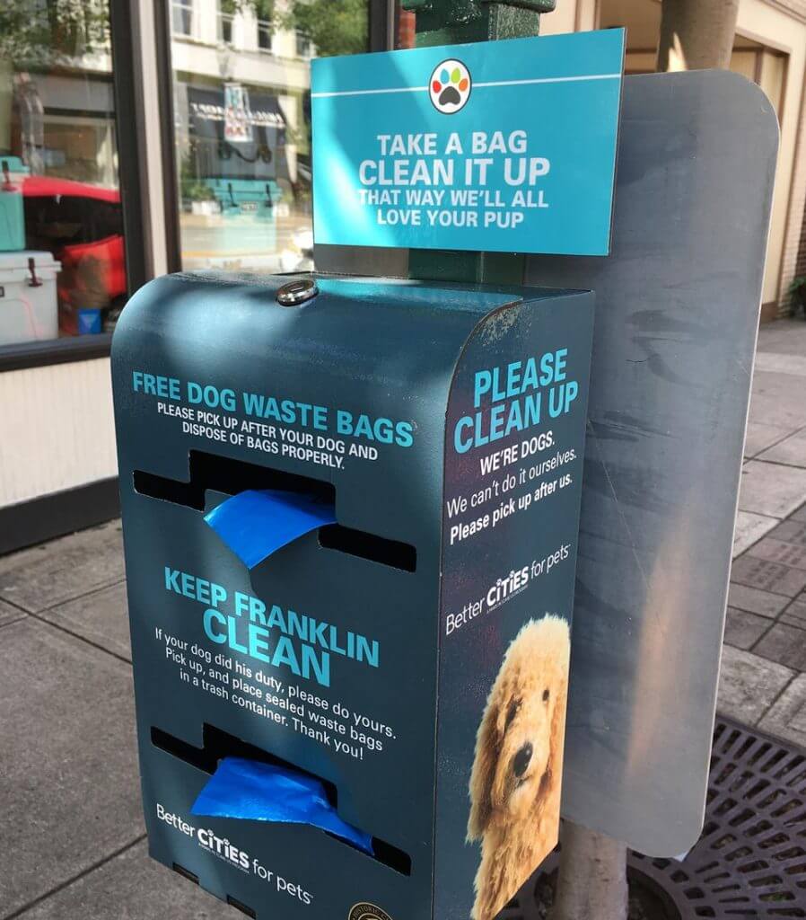 Un distributeur de sacs à déchets pour animaux de compagnie personnalisé qui invite les citoyens à "Keep Franklin Clean"