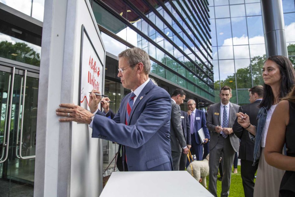Le gouverneur Lee signe une plaque commémorative