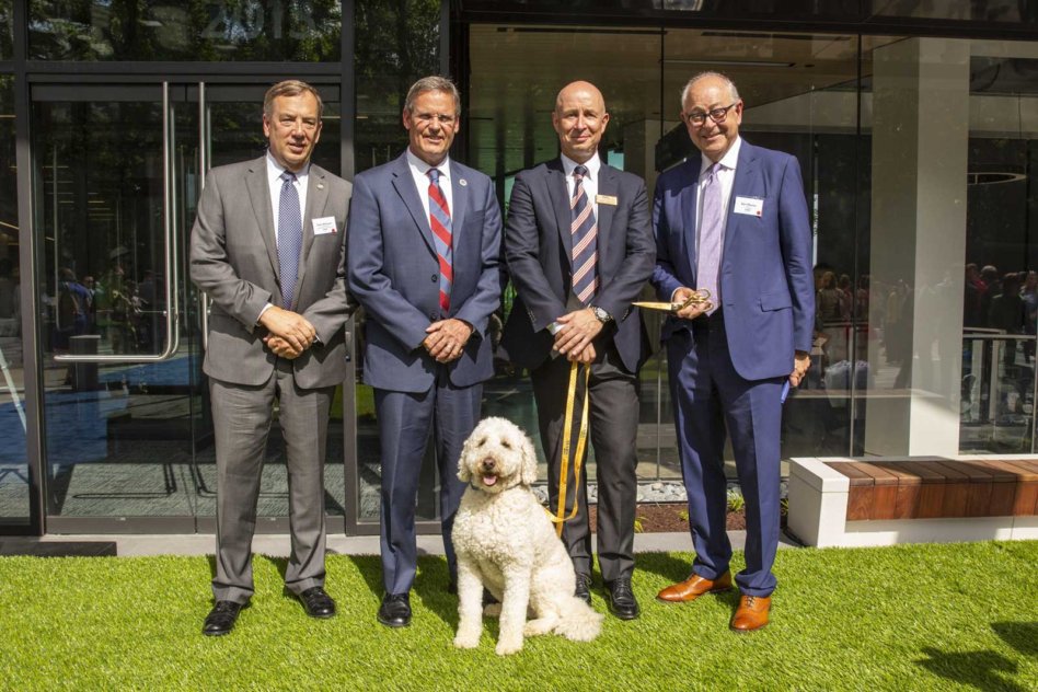Sam Whitson, représentant de TN, Bill Lee, gouverneur de TN, Mark Johnson, président de Mars Petcare NA, et Ken Moore, maire de Franklin TN