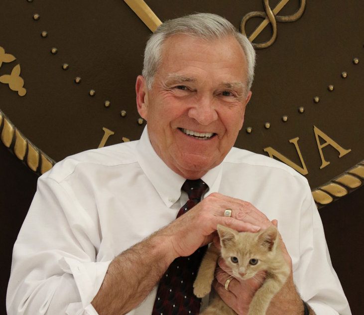Le maire Tom Henry tenant un chat