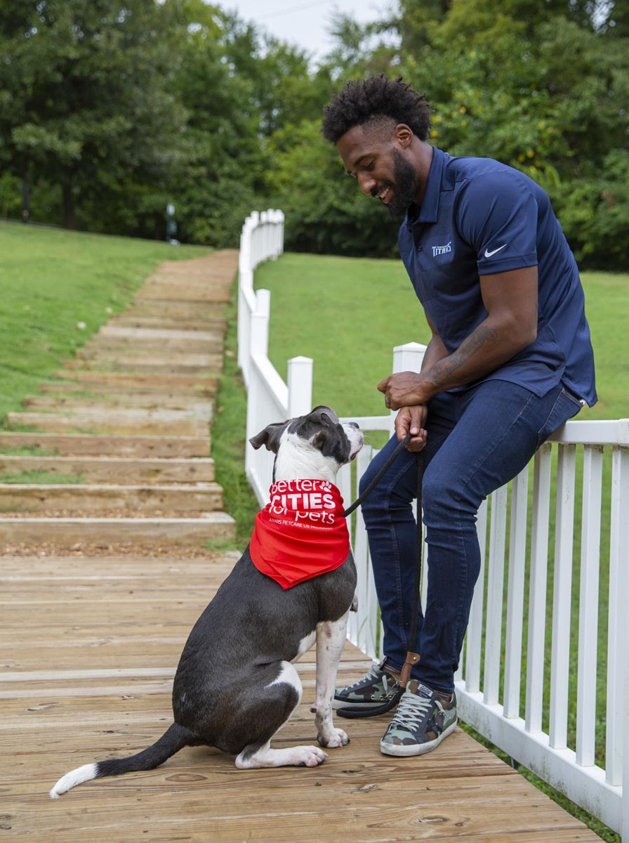 Logan Ryan avec un chien de refuge adoptable.