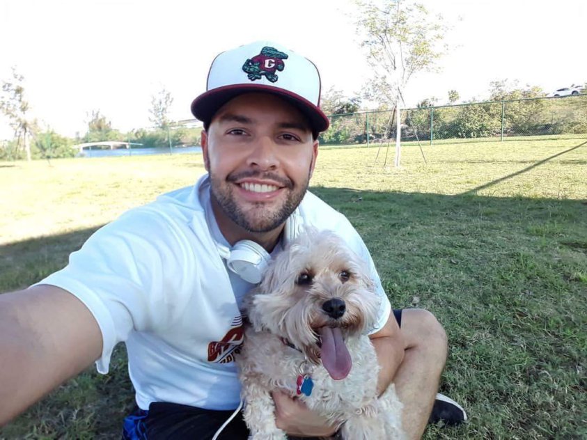 Miami Lakes Manny Cid et son chien