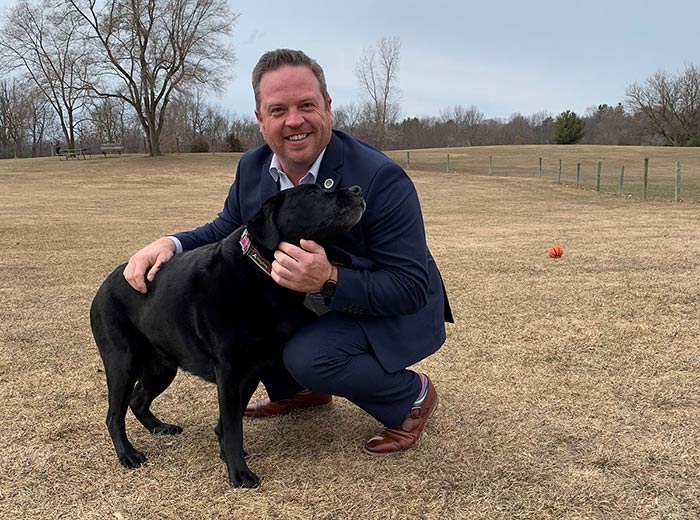 Superviseur Chris Barnett au parc canin