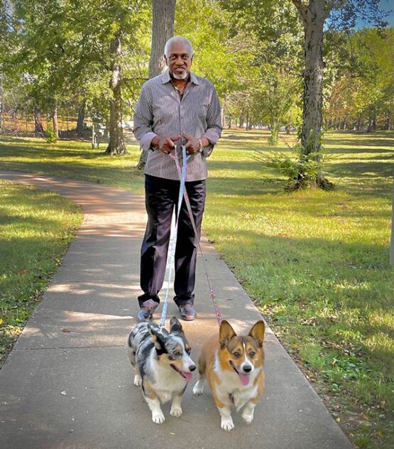 Le maire de Fort Smith, George B. McGill, marchant avec deux chiens corgi