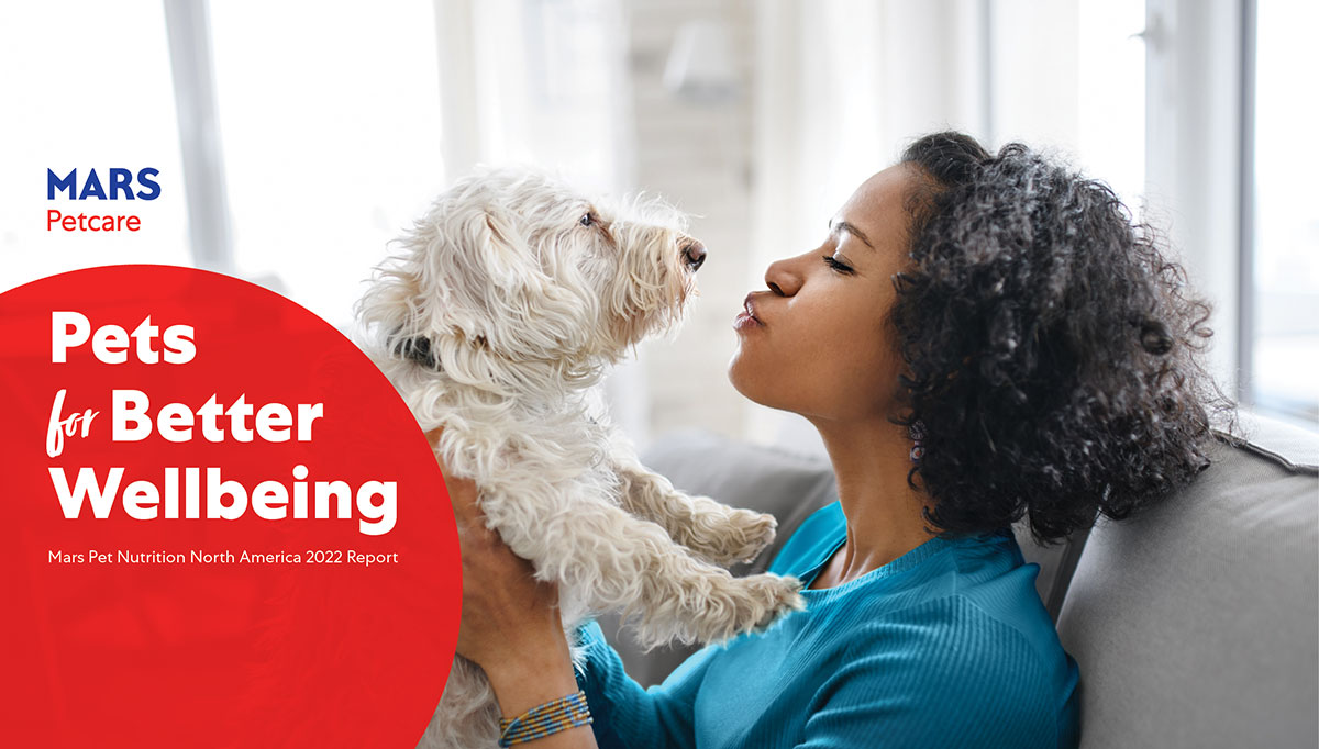 une femme se blottit avec un mignon chien blanc. le texte sur l'image dit : Pets for Better Wellbeing