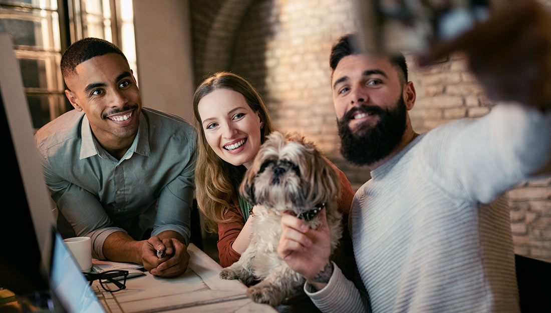 Un groupe d'adultes et un chien
