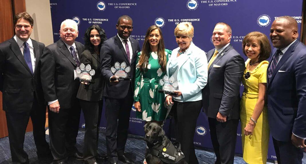 Les maires et les dirigeants de Mars célèbrent les bénéficiaires de la subvention BETTER CITIES FOR PETS™ avec Henry le chien